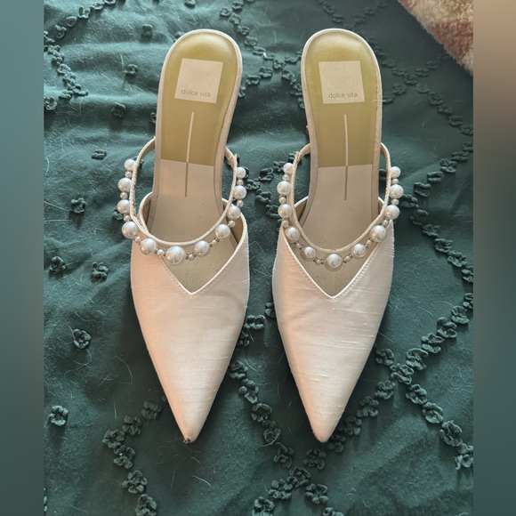 Women’s size 8 Dolce Vita Kanika heels in the color Vanilla silk - Picture 7 of 10